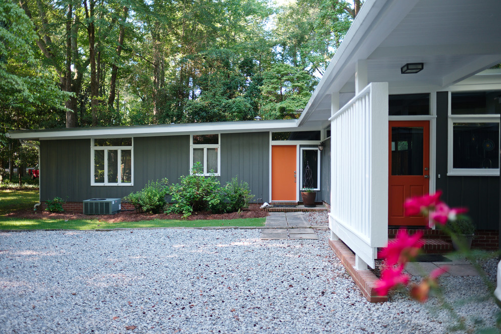 Mittelgroße, Einstöckige Retro Holzfassade Haus mit grüner Fassadenfarbe und Flachdach in Atlanta