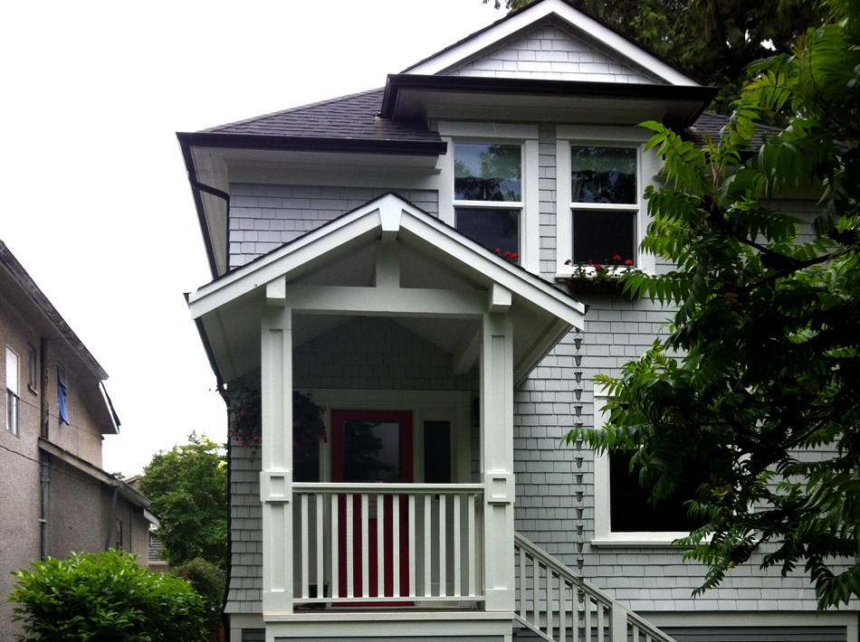 Imagen de fachada gris de estilo americano de tamaño medio de dos plantas con revestimiento de madera y tejado a cuatro aguas