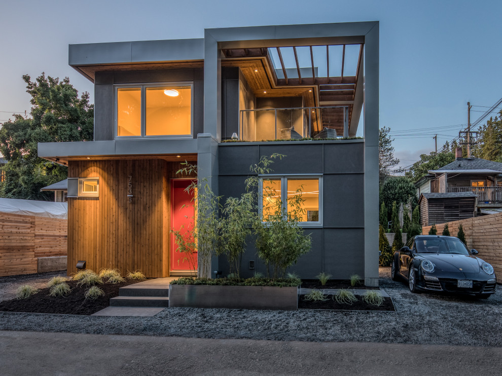 На фото: двухэтажный, серый частный загородный дом среднего размера в стиле модернизм с комбинированной облицовкой и плоской крышей с