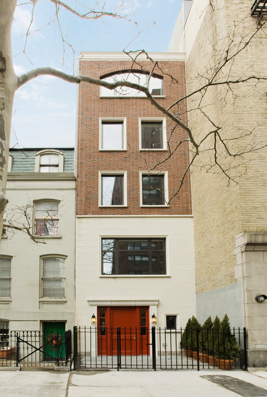 Dreistöckiges Klassisches Reihenhaus mit Mix-Fassade und Flachdach in New York