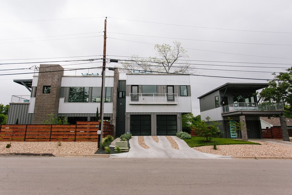 Mittelgroßes, Dreistöckiges Modernes Einfamilienhaus mit Mix-Fassade, grauer Fassadenfarbe und Flachdach in Austin