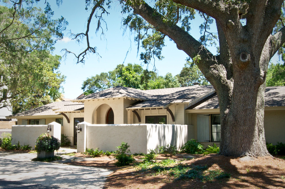 Immagine della facciata di una casa bianca classica a un piano di medie dimensioni con rivestimenti misti e tetto a capanna
