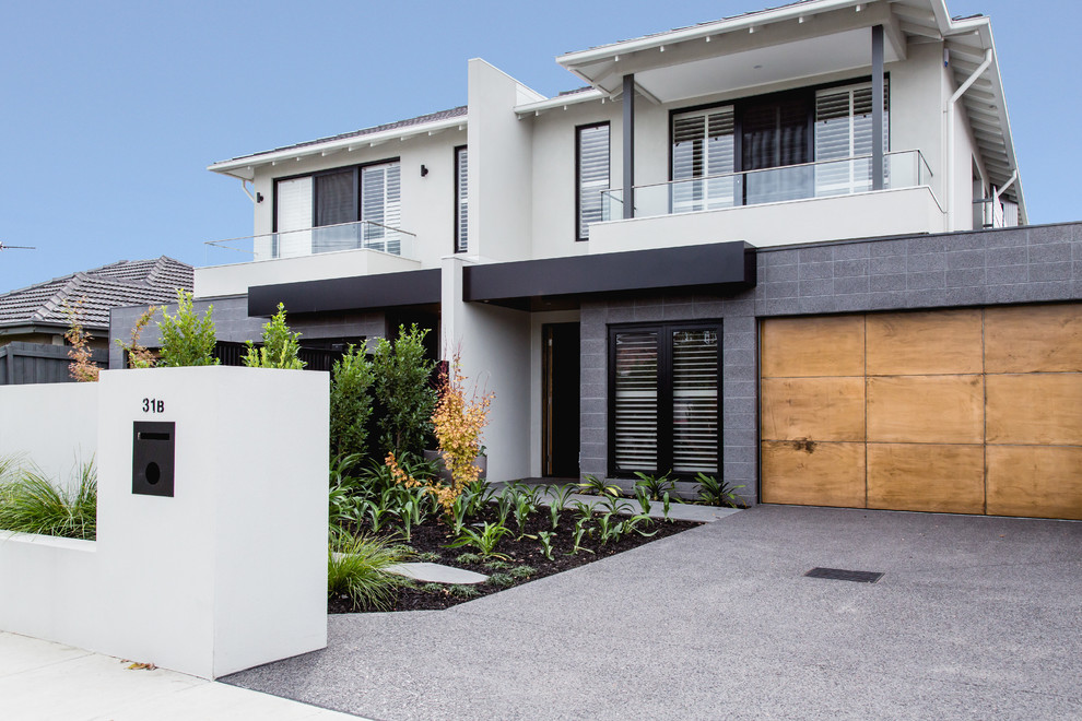 Mittelgroßes, Zweistöckiges Modernes Einfamilienhaus mit Betonfassade, brauner Fassadenfarbe, Satteldach und Schindeldach in Melbourne