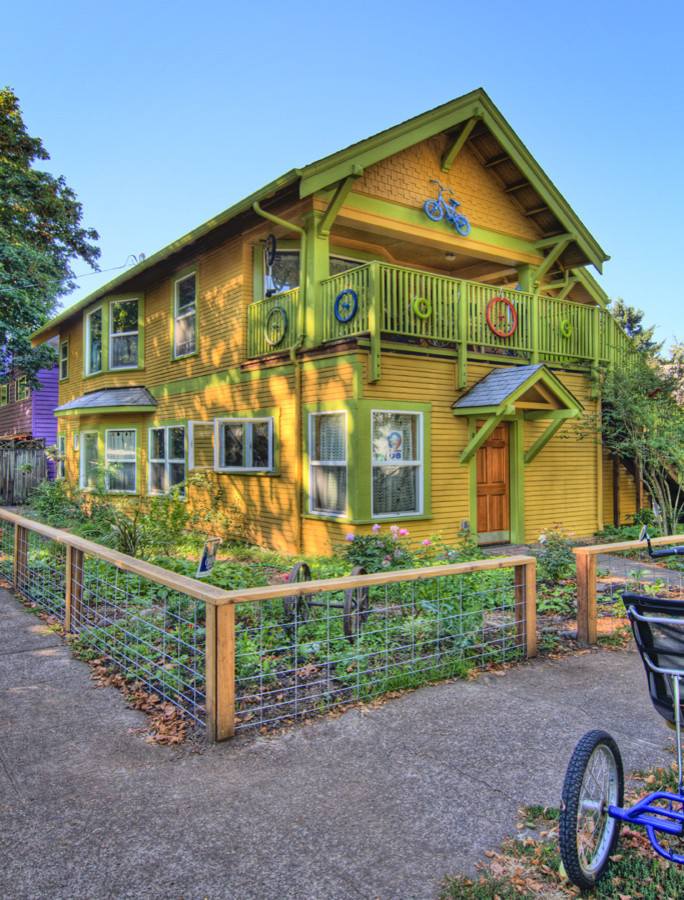 Идея дизайна: двухэтажный, деревянный, желтый дом среднего размера в стиле фьюжн