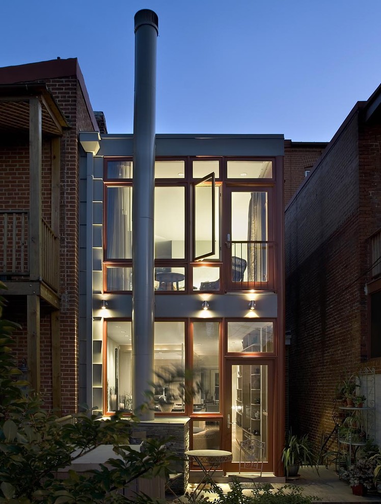 Aménagement d'une façade de maison contemporaine en verre.