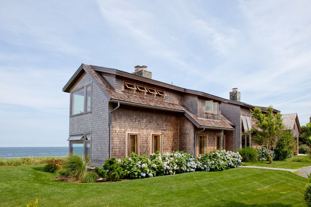 Свежая идея для дизайна: большой, двухэтажный, коричневый, деревянный дом в морском стиле с односкатной крышей - отличное фото интерьера