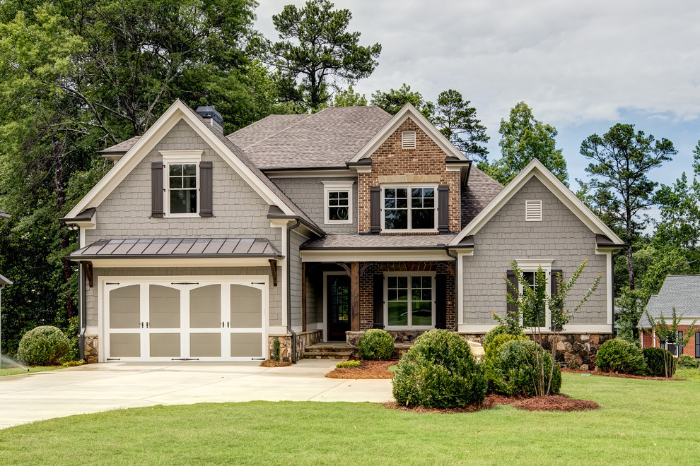 Foto de fachada de casa gris de estilo americano de tamaño medio de dos plantas con revestimientos combinados, tejado a cuatro aguas y tejado de teja de madera