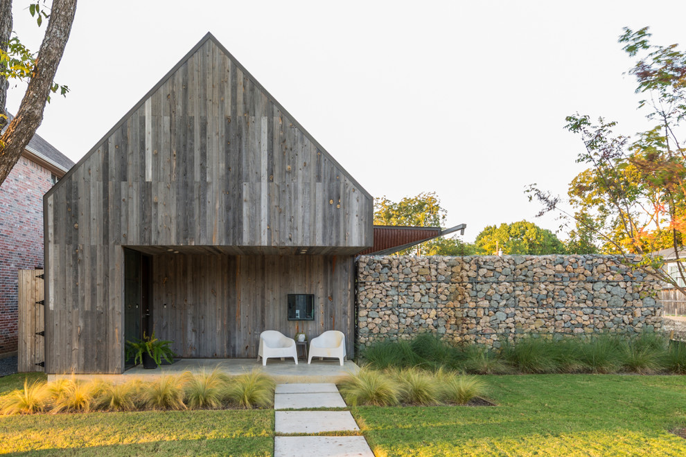 Mittelgroße Rustikale Holzfassade Haus mit brauner Fassadenfarbe und Satteldach in Dallas
