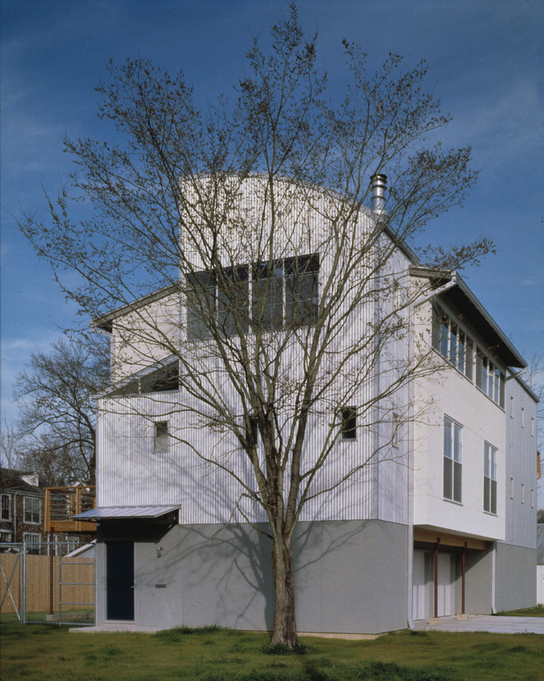 Foto della casa con tetto a falda unica grigio industriale a tre piani di medie dimensioni con rivestimento in metallo