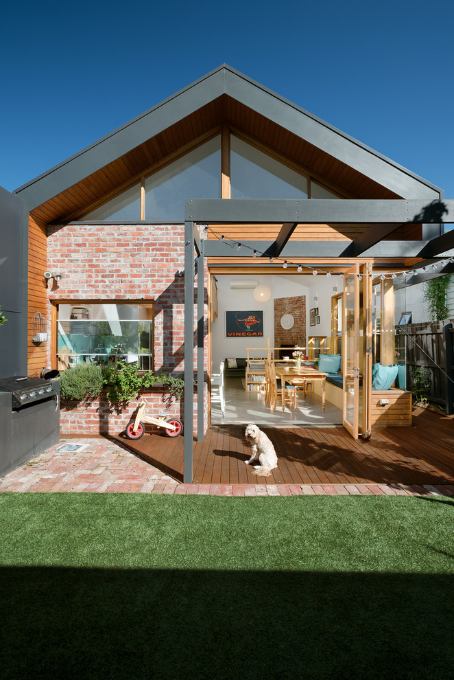 Ispirazione per la facciata di una casa rossa contemporanea a un piano di medie dimensioni con rivestimento in mattoni e tetto a capanna