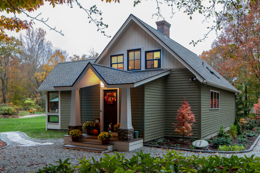 Foto de fachada de casa gris rural de dos plantas con revestimiento de vinilo, tejado a dos aguas, tejado de teja de madera y teja