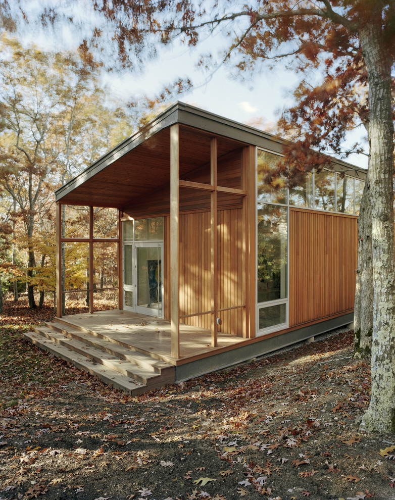 Idée de décoration pour une façade de maison minimaliste en bois.