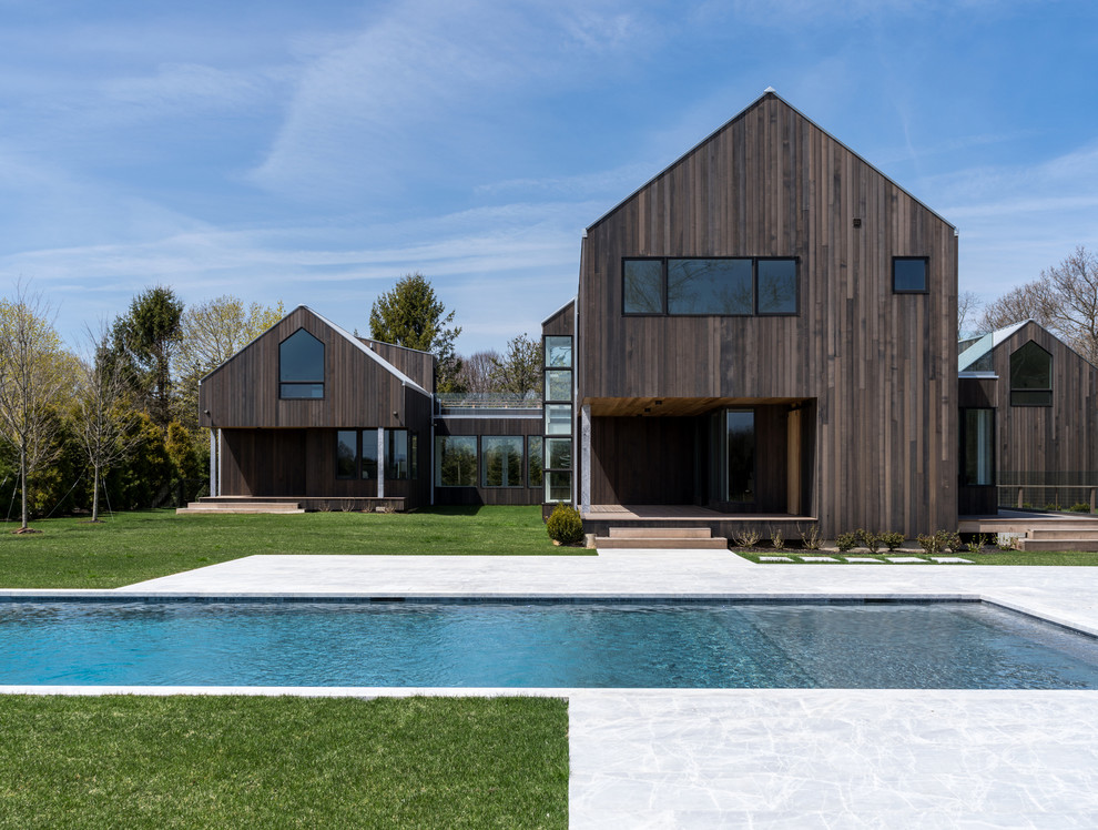 Imagen de fachada de casa marrón contemporánea grande de dos plantas con revestimiento de madera, tejado a dos aguas y tejado de metal