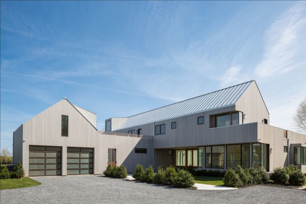Idées déco pour une grande façade de maison grise contemporaine à un étage avec un toit à deux pans et un toit en métal.