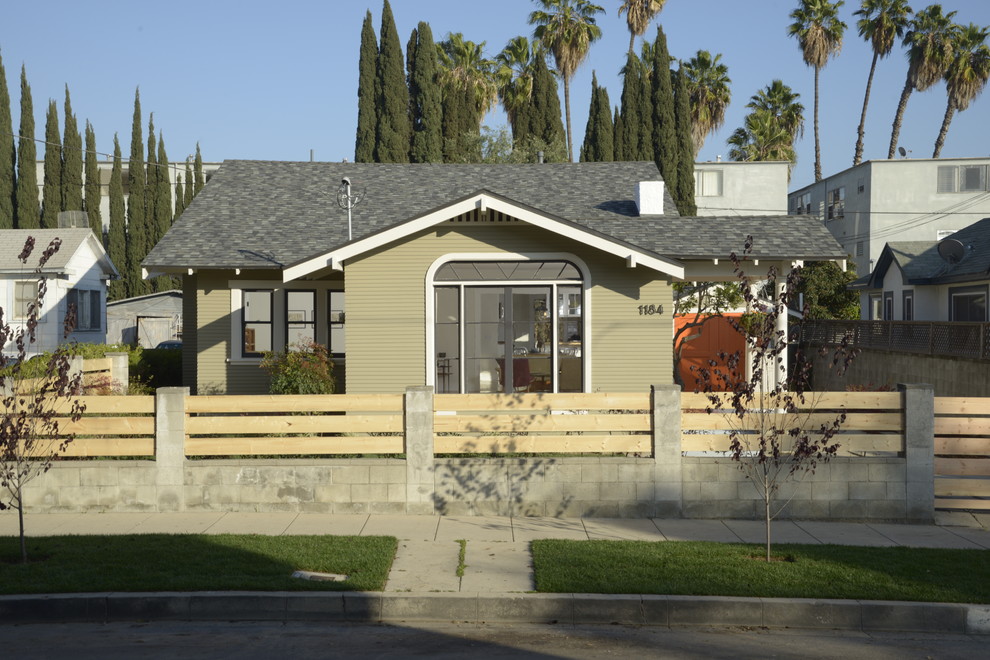 ロサンゼルスにある低価格の中くらいなトラディショナルスタイルのおしゃれな家の外観 (緑の外壁) の写真