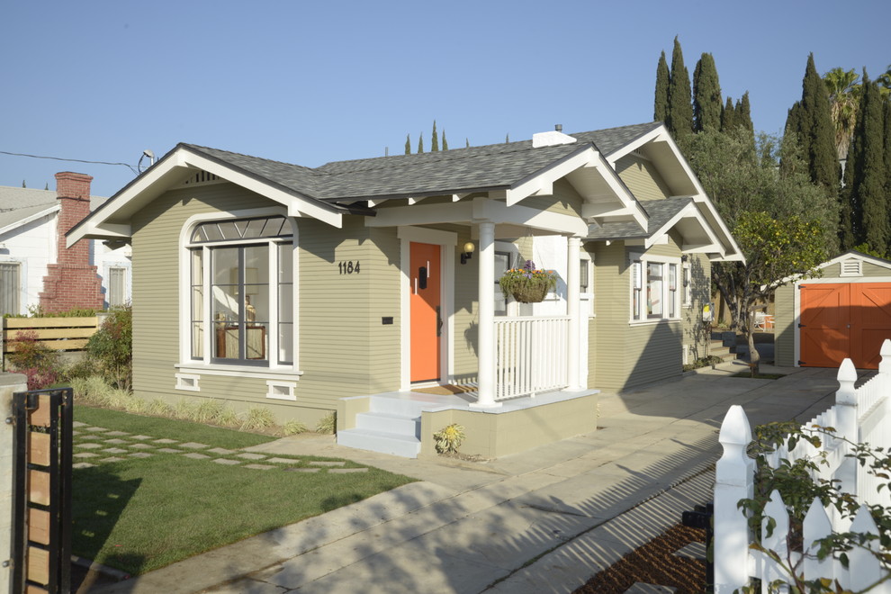 Cette image montre une façade de maison verte craftsman en bois de taille moyenne et de plain-pied avec un toit à deux pans.