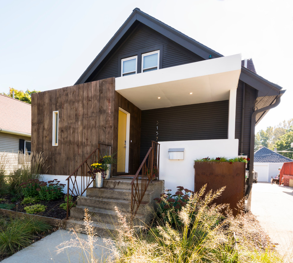 Idee per la facciata di una casa nera contemporanea a due piani di medie dimensioni con rivestimento in legno e tetto a capanna