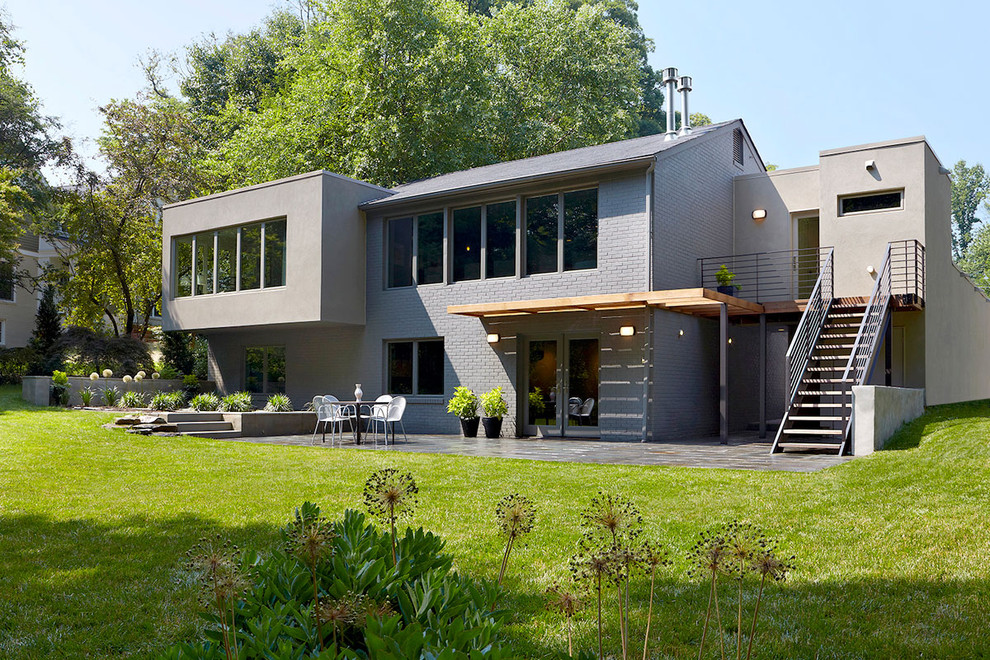 Стильный дизайн: двухэтажный, кирпичный дом среднего размера в современном стиле - последний тренд