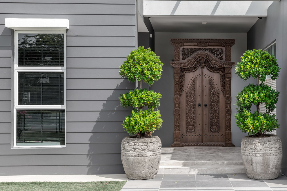Ejemplo de fachada gris tradicional renovada grande de dos plantas con revestimiento de madera