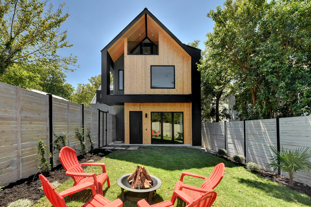 Стильный дизайн: частный загородный дом в современном стиле с комбинированной облицовкой и двускатной крышей - последний тренд