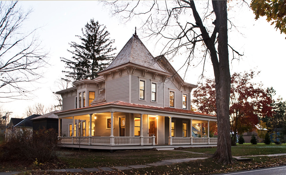 Réalisation d'une façade de maison grise victorienne à un étage avec un toit à quatre pans et un toit en shingle.
