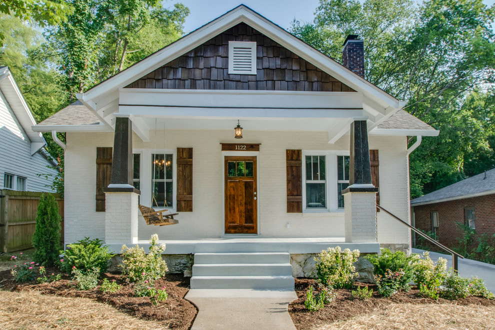 Aménagement d'une petite façade de maison blanche craftsman en brique de plain-pied.