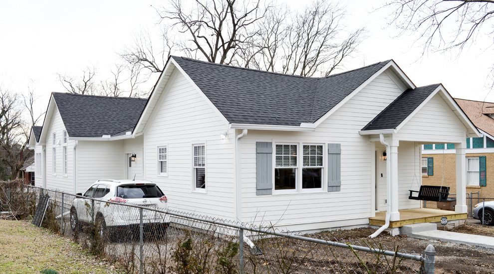 Einstöckiges Klassisches Einfamilienhaus mit weißer Fassadenfarbe in Nashville