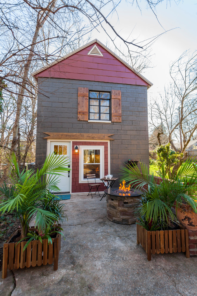 Стильный дизайн: маленький, двухэтажный, коричневый дом в стиле модернизм с облицовкой из бетона и двускатной крышей для на участке и в саду - последний тренд