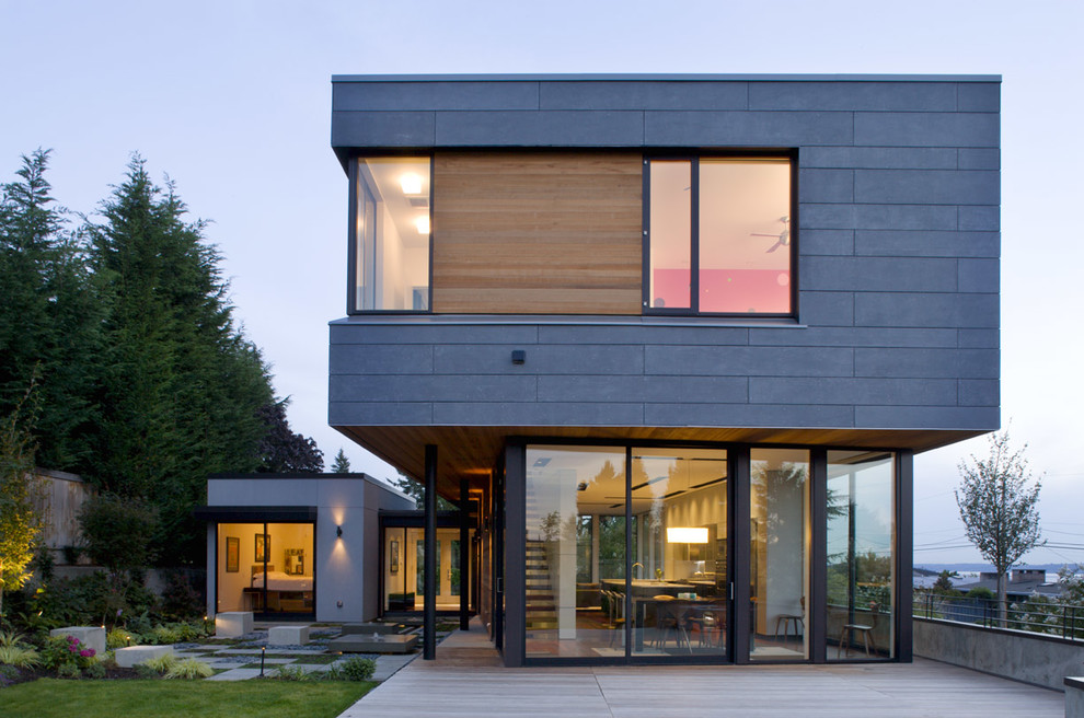 Medium sized modern two floor house exterior in Seattle.