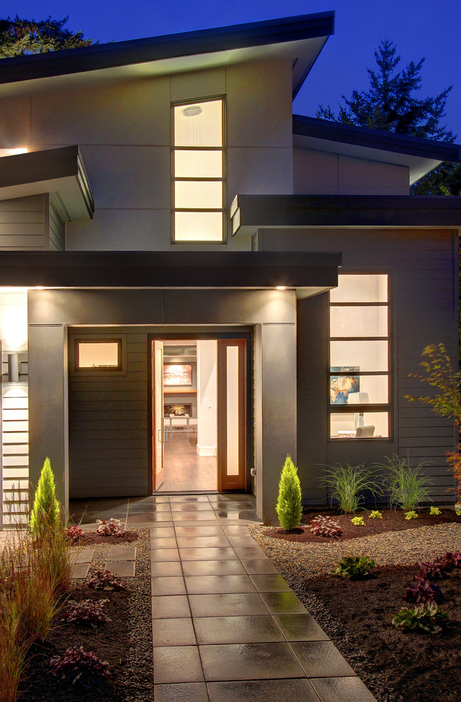 Große, Zweistöckige Moderne Holzfassade Haus mit grauer Fassadenfarbe und Flachdach in Seattle