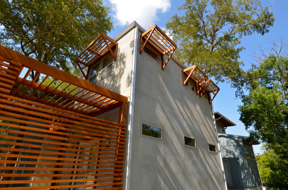 Mittelgroßes, Dreistöckiges Modernes Haus mit Putzfassade und grauer Fassadenfarbe in Austin
