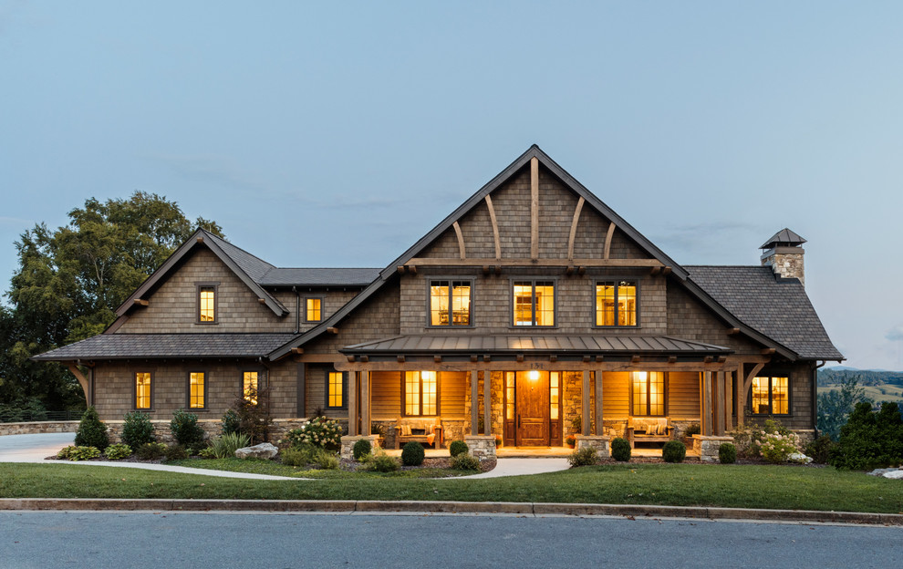 Großes, Zweistöckiges Rustikales Haus mit brauner Fassadenfarbe, Satteldach und Misch-Dachdeckung in Sonstige