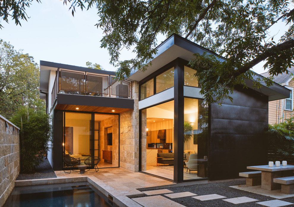 Kleines, Zweistöckiges Modernes Einfamilienhaus mit Mix-Fassade, Pultdach und Blechdach in Austin