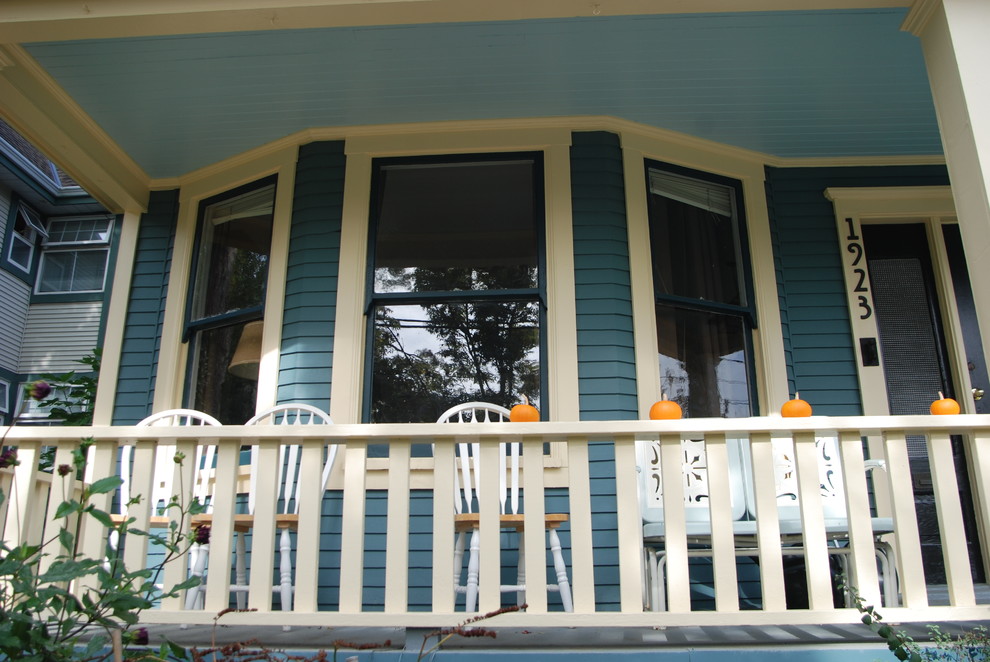 Пример оригинального дизайна: трехэтажный, деревянный, синий дом среднего размера в стиле кантри с двускатной крышей