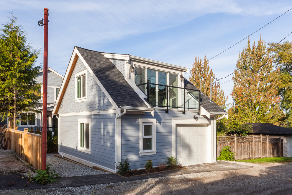 Kleines, Zweistöckiges Klassisches Haus mit Faserzement-Fassade, blauer Fassadenfarbe und Satteldach in Vancouver