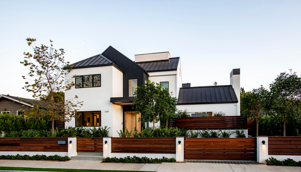 Dreistöckiges Maritimes Haus mit Faserzement-Fassade, schwarzer Fassadenfarbe und Satteldach in Los Angeles