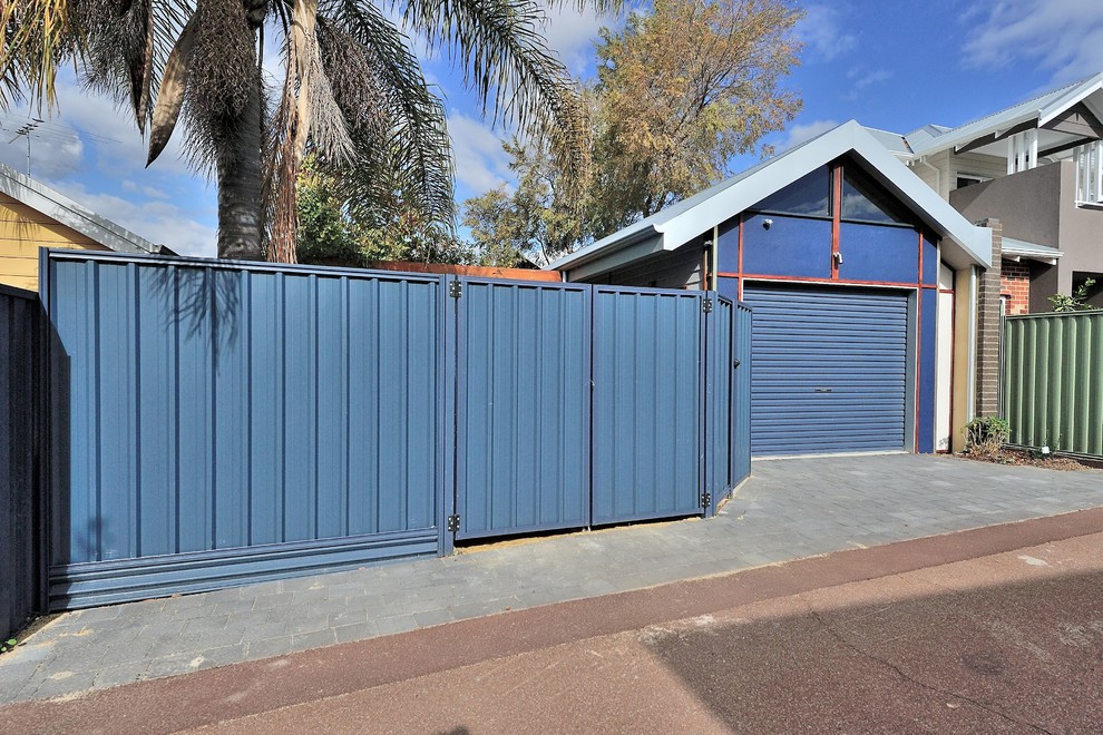 Idéer för att renovera ett funkis blått hus, med allt i ett plan, blandad fasad, sadeltak och tak i metall