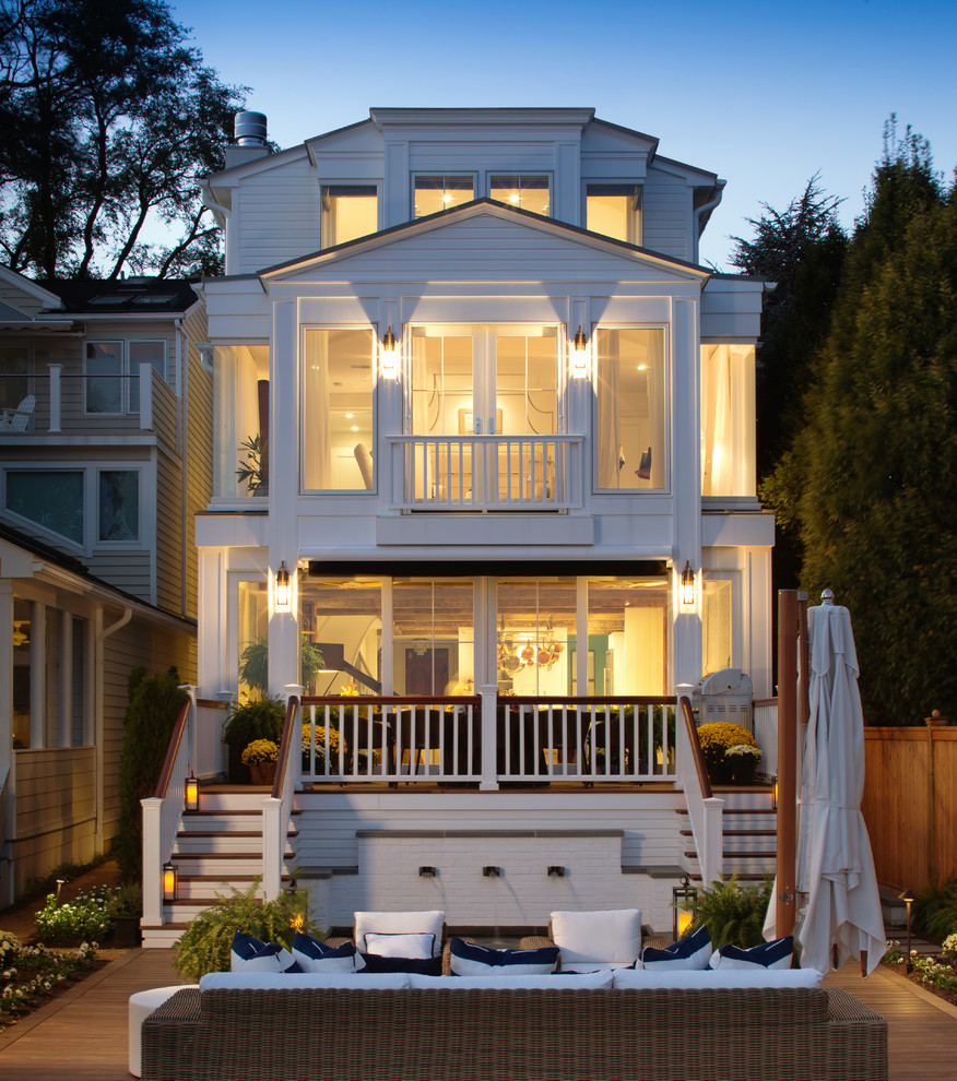 Inspiration pour une façade de maison blanche marine à deux étages et plus.