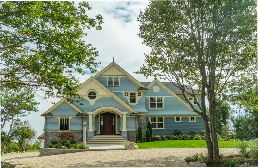 На фото: большой, трехэтажный, деревянный, синий дом в классическом стиле с двускатной крышей с