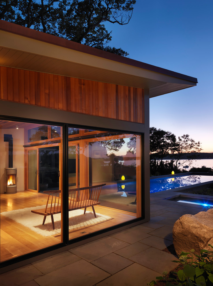 Réalisation d'une façade de maison minimaliste en bois de taille moyenne et de plain-pied.