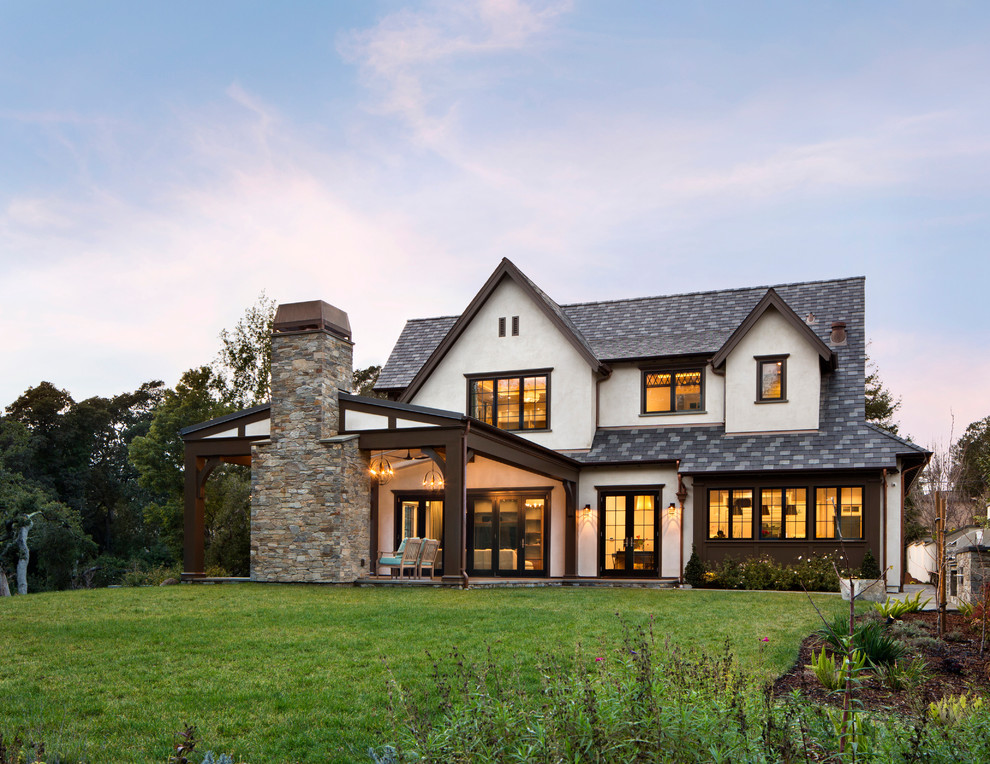 Пример оригинального дизайна: двухэтажный, белый дом среднего размера в классическом стиле с облицовкой из цементной штукатурки и вальмовой крышей