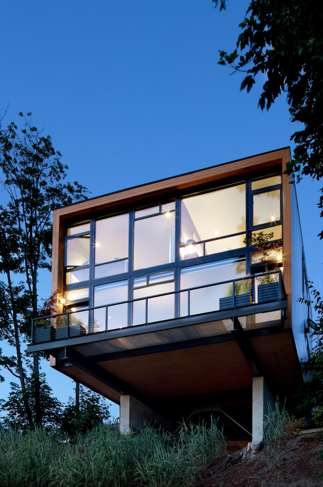 Photo of a medium sized contemporary two floor house exterior in Seattle with a flat roof.