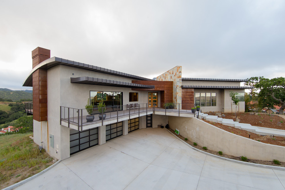 Geräumiges, Zweistöckiges Modernes Haus mit Betonfassade, grauer Fassadenfarbe und Flachdach in San Luis Obispo