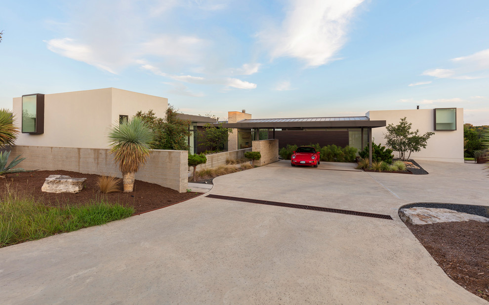 Photo of a large and white modern bungalow render detached house in Austin with a flat roof and a metal roof.