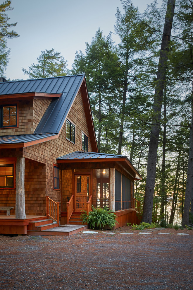 Свежая идея для дизайна: деревянный, большой, двухэтажный, бежевый дом в стиле рустика с односкатной крышей - отличное фото интерьера