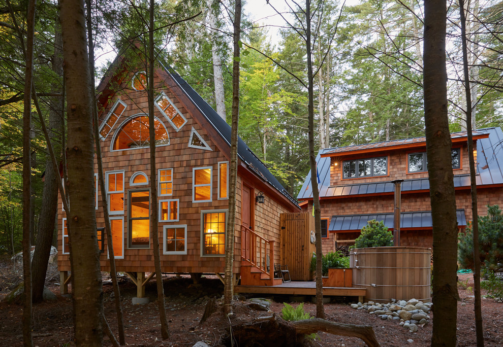 Große, Zweistöckige Urige Holzfassade Haus mit beiger Fassadenfarbe und Pultdach in Portland Maine