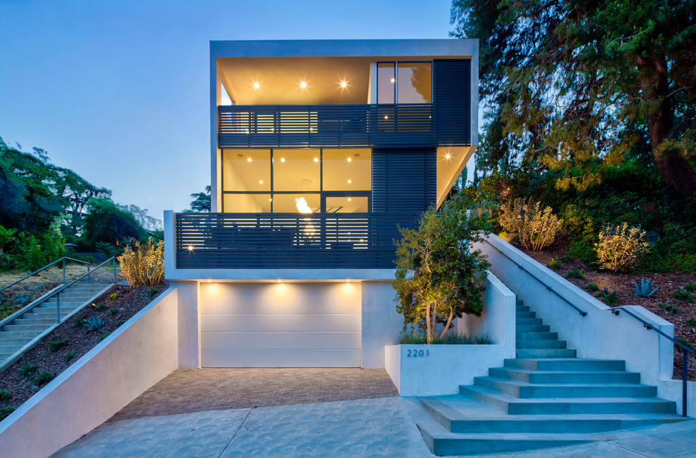 Dreistöckiges Modernes Haus mit grauer Fassadenfarbe und Flachdach in Los Angeles