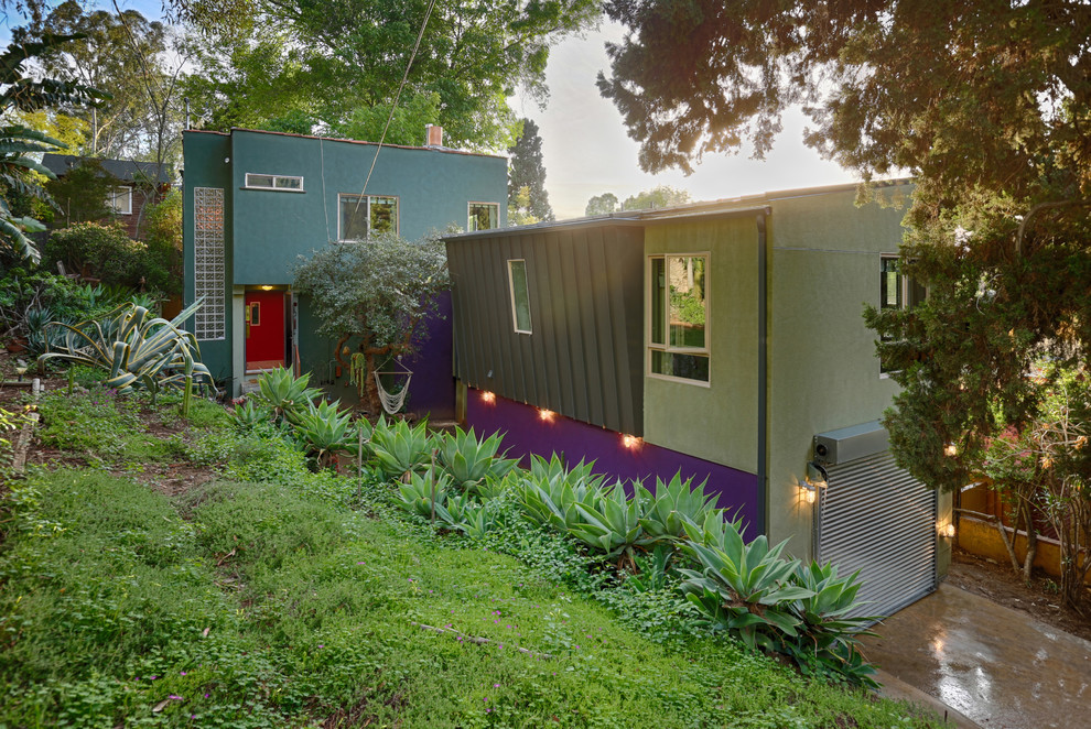 Großes, Zweistöckiges Industrial Haus mit Metallfassade, grüner Fassadenfarbe und Flachdach in Los Angeles
