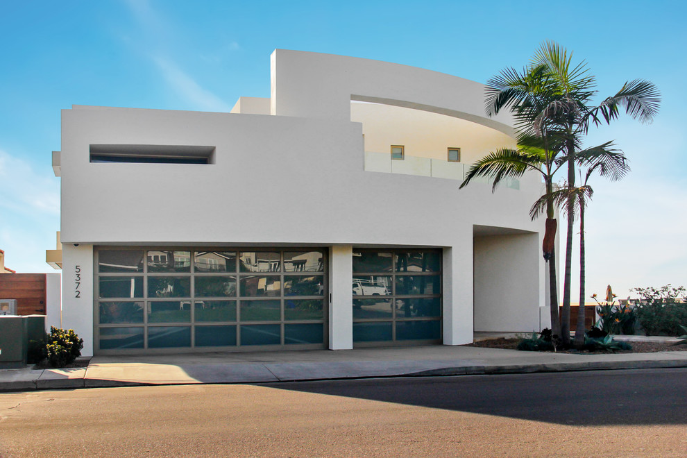 Zweistöckiges Modernes Einfamilienhaus mit weißer Fassadenfarbe und Flachdach in San Diego