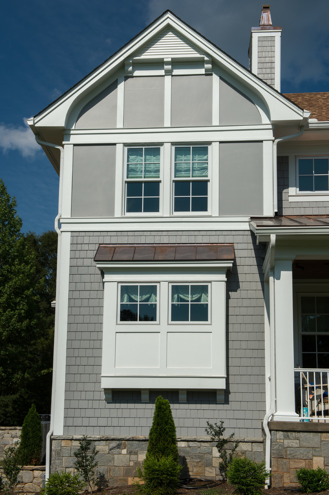 Mittelgroßes, Zweistöckiges Klassisches Haus mit Faserzement-Fassade, grauer Fassadenfarbe und Satteldach in Charlotte
